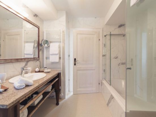 Bathroom in the hibiscus suite