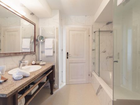 Bathroom in the hibiscus suite